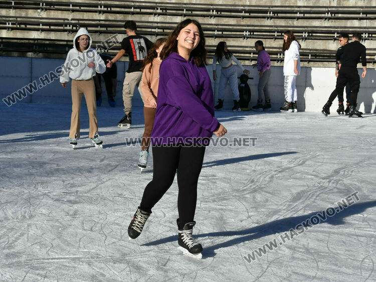 Макар при пролетни температури, ледената пързалка в Хасково вече е отворена