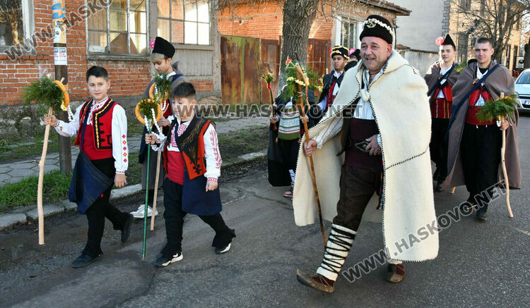 Кметът на Узунджово поведе коледарската дружина с наричания за здраве и берекет в домовете