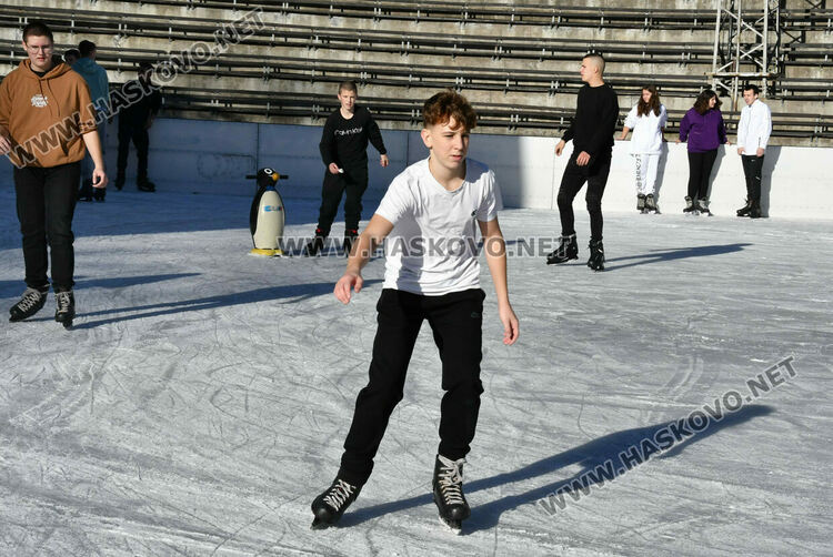 Макар при пролетни температури, ледената пързалка в Хасково вече е отворена