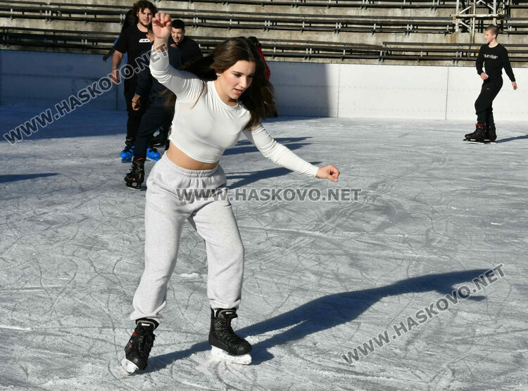 Макар при пролетни температури, ледената пързалка в Хасково вече е отворена