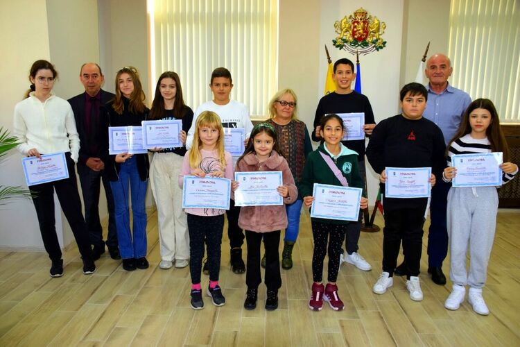 Ученици от Асеновград бяха наградени за участието си в национален конкурс