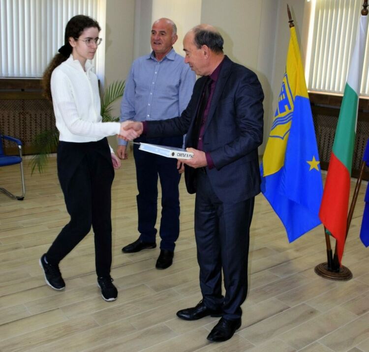 Ученици от Асеновград бяха наградени за участието си в национален конкурс