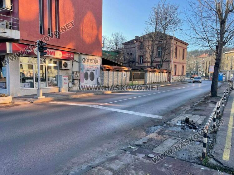 Пак счупиха светофара до театъра в Хасково