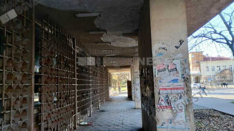 Пощата в Кърджали се руши, преминаването покрай нея става опасно