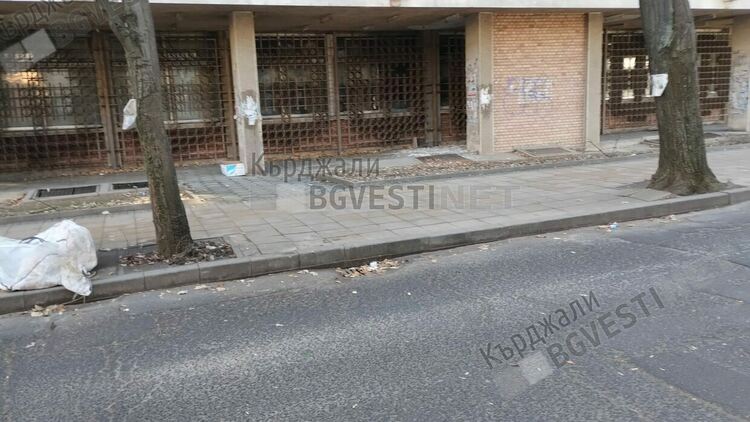 Пощата в Кърджали се руши, преминаването покрай нея става опасно