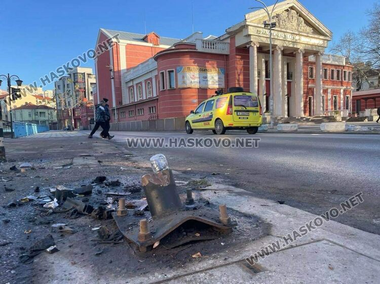 Пак счупиха светофара до театъра в Хасково