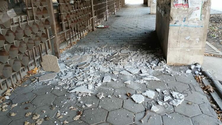 Пощата в Кърджали се руши, преминаването покрай нея става опасно