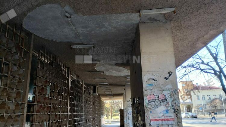 Пощата в Кърджали се руши, преминаването покрай нея става опасно