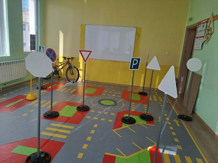 Учебни роботи влизат в училището в доспатското село Късак