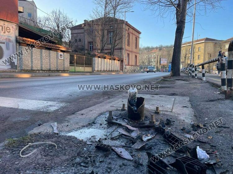 Пак счупиха светофара до театъра в Хасково