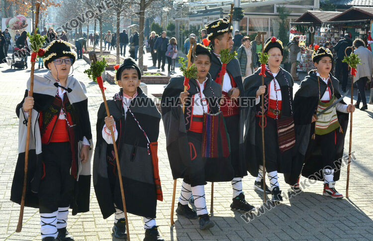  Коледарите от Узунджово наричаха за здраве в центъра на Хасково