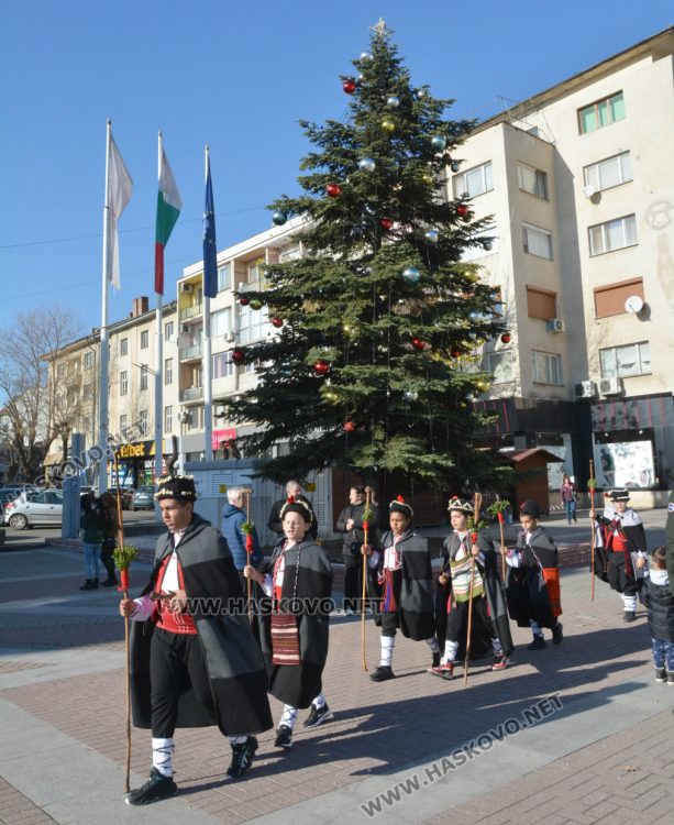  Коледарите от Узунджово наричаха за здраве в центъра на Хасково