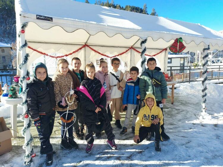 На Коледния базар в Баните събират средства за лечението на 23-годишно момиче