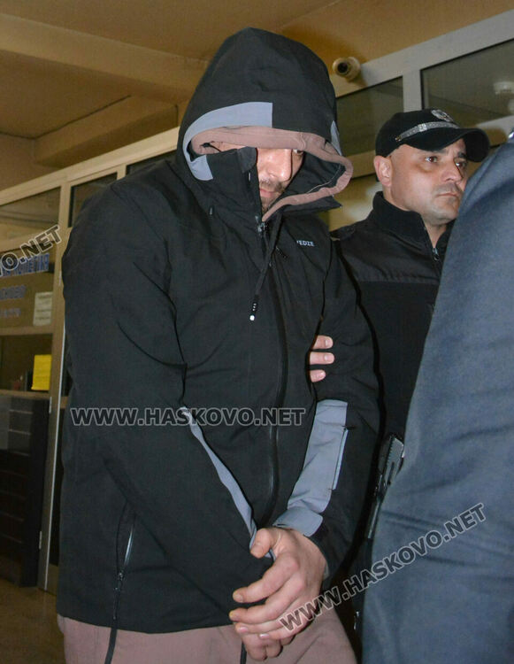 Оставиха в ареста 28-годишен, задържан с мигранти при полицейска гонка и удар в патрулка