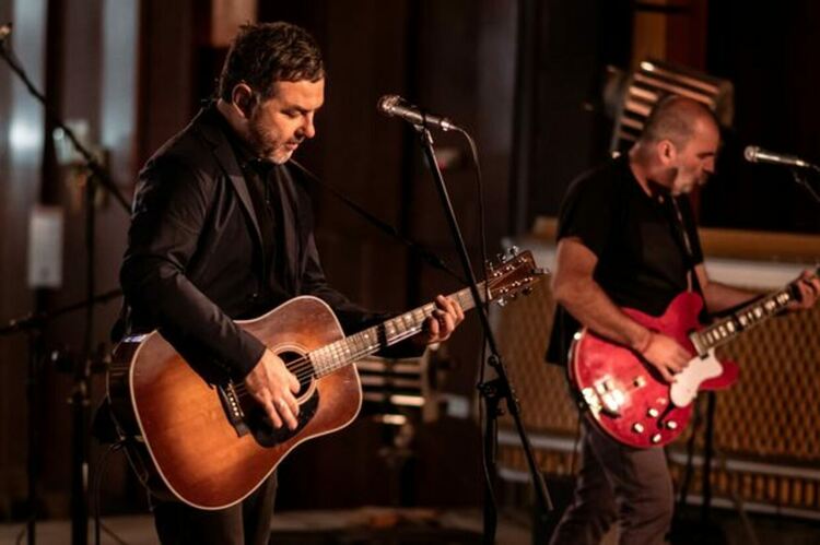  Квартет „Стрингс“, повдигнаха градуса на настроението със своите изпълнения