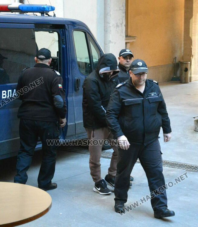 Оставиха в ареста 28-годишен, задържан с мигранти при полицейска гонка и удар в патрулка