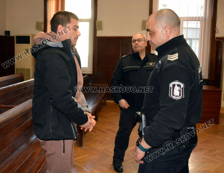 Оставиха в ареста 28-годишен, задържан с мигранти при полицейска гонка и удар в патрулка