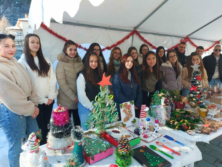 На Коледния базар в Баните събират средства за лечението на 23-годишно момиче