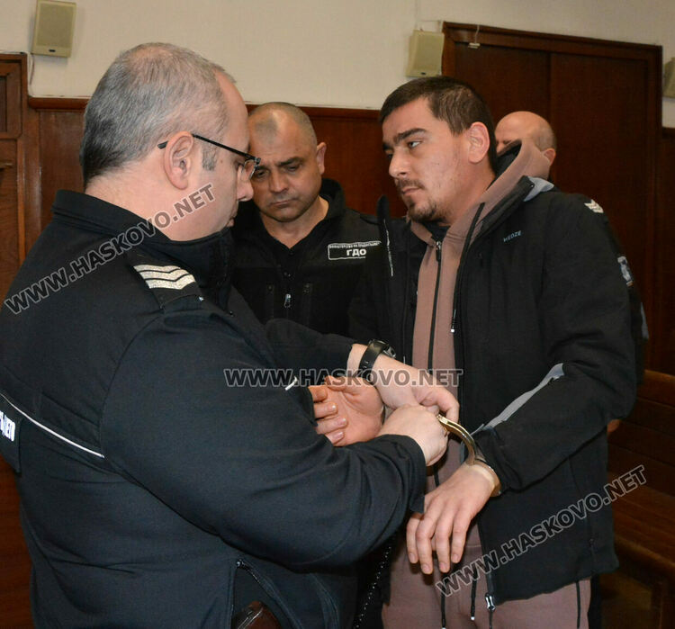 Оставиха в ареста 28-годишен, задържан с мигранти при полицейска гонка и удар в патрулка