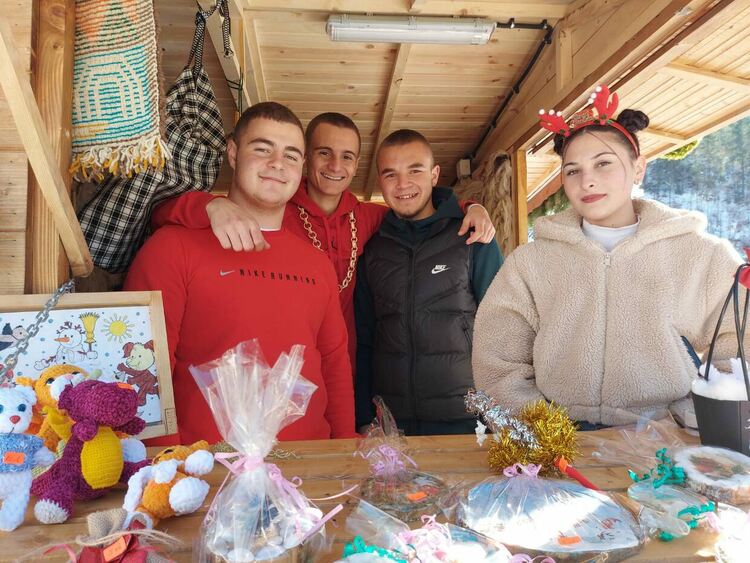 На Коледния базар в Баните събират средства за лечението на 23-годишно момиче