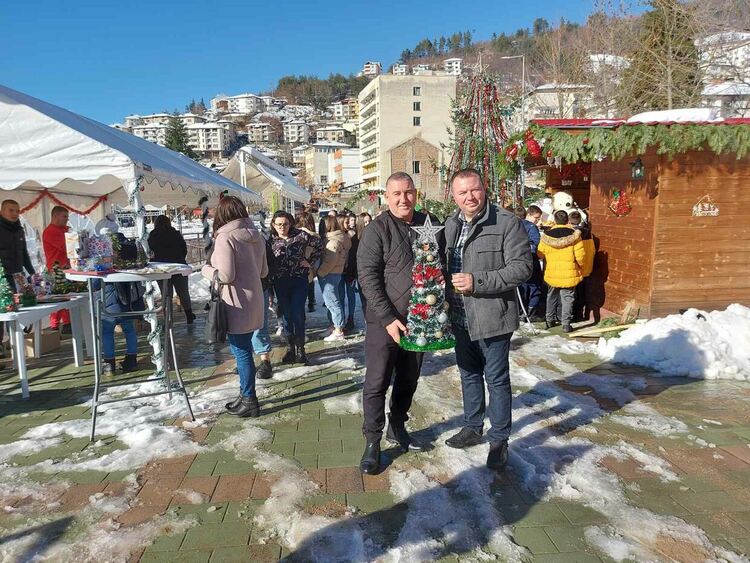 На Коледния базар в Баните събират средства за лечението на 23-годишно момиче