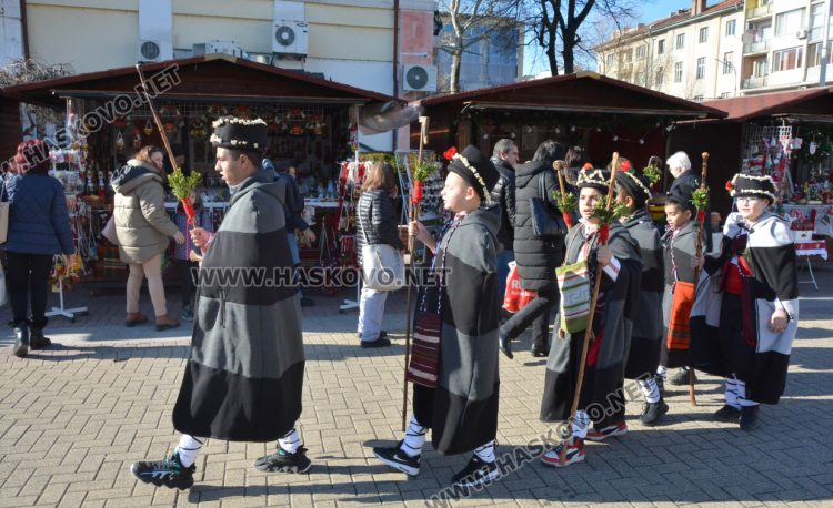  Коледарите от Узунджово наричаха за здраве в центъра на Хасково
