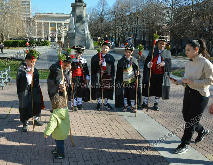 Коледарите от Узунджово наричаха за здраве в центъра на Хасково