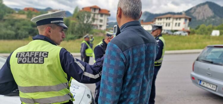 Трима водачи шофирали след употреба на алкохол, при единия дрегерът отчел 2.30 промила