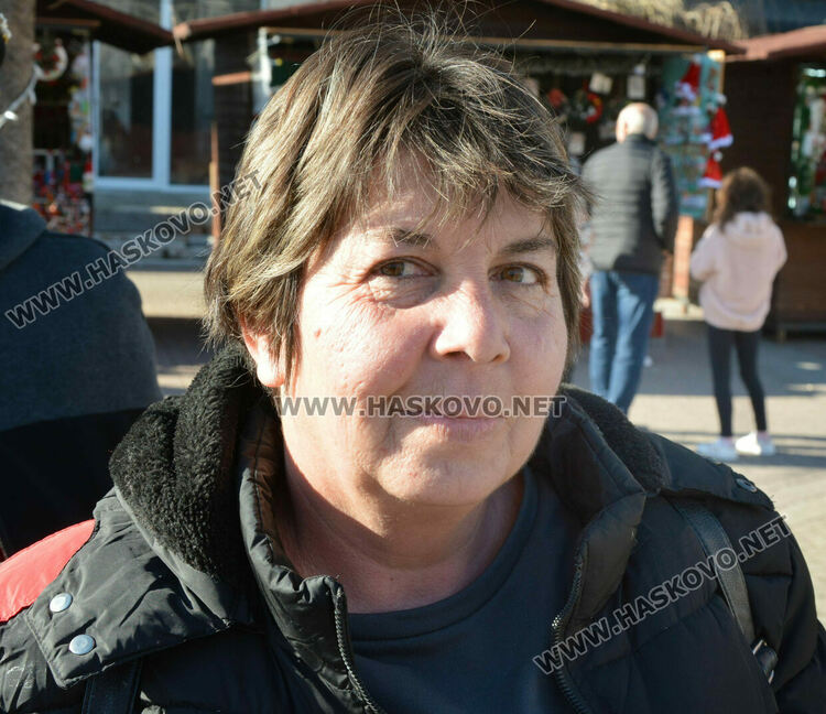  Коледарите от Узунджово наричаха за здраве в центъра на Хасково