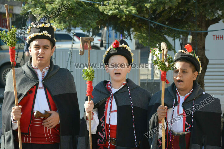  Коледарите от Узунджово наричаха за здраве в центъра на Хасково