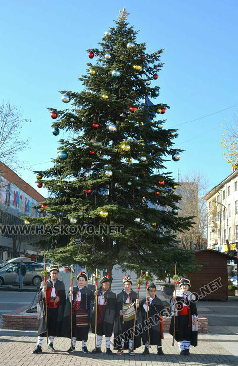  Коледарите от Узунджово наричаха за здраве в центъра на Хасково