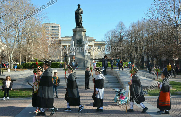  Коледарите от Узунджово наричаха за здраве в центъра на Хасково