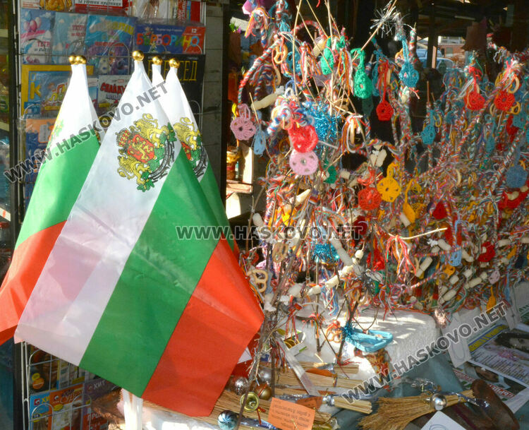 Бивша авиаторка продава ръчно изработени сурвачки в Хасково