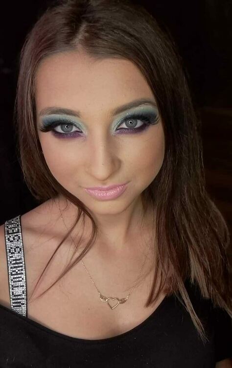 Издължени очи и брокат властват в новогодишния грим