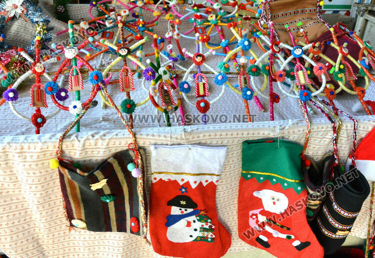 Бивша авиаторка продава ръчно изработени сурвачки в Хасково