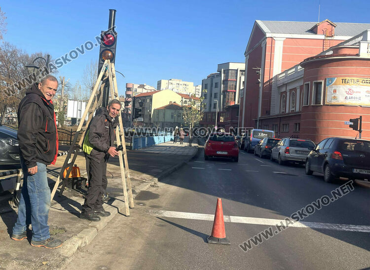 Възстановиха светофара до театъра