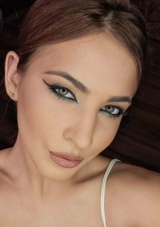 Издължени очи и брокат властват в новогодишния грим