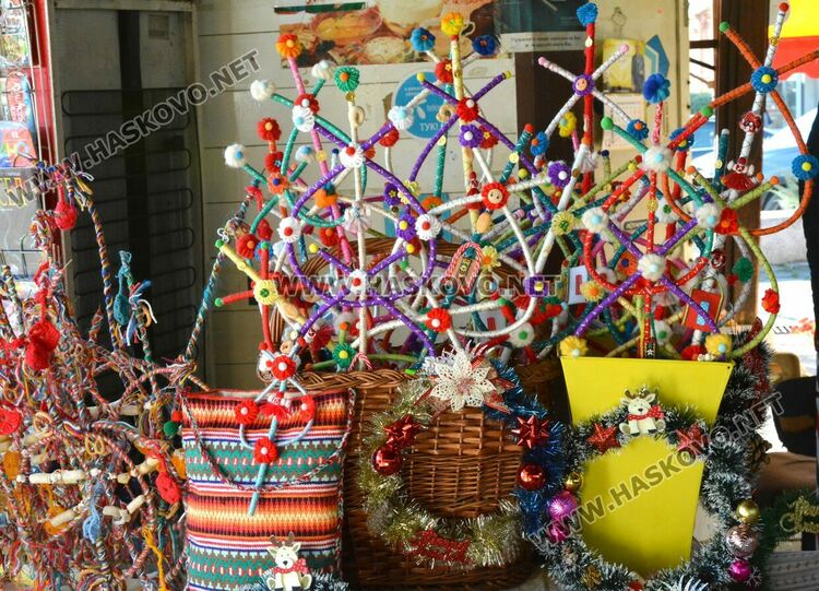 Бивша авиаторка продава ръчно изработени сурвачки в Хасково