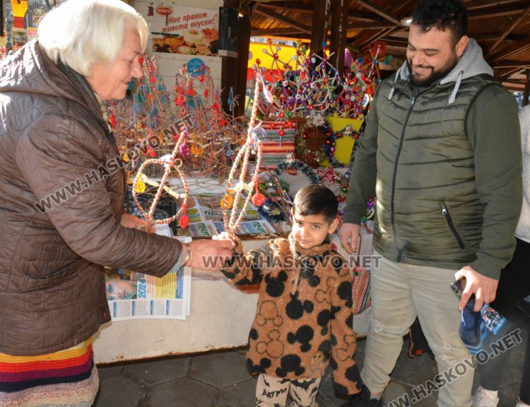 Бивша авиаторка продава ръчно изработени сурвачки в Хасково