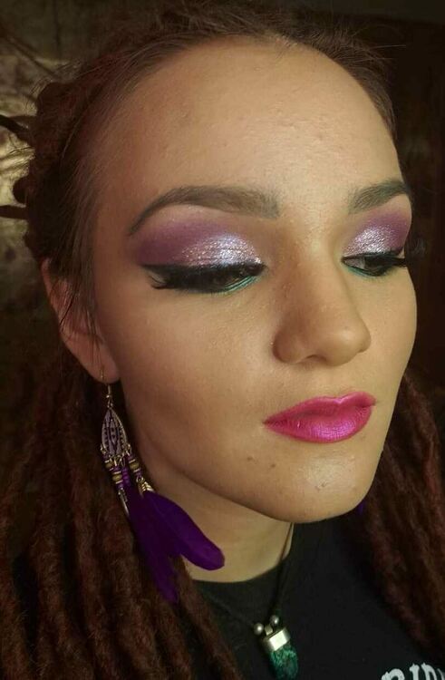 Издължени очи и брокат властват в новогодишния грим