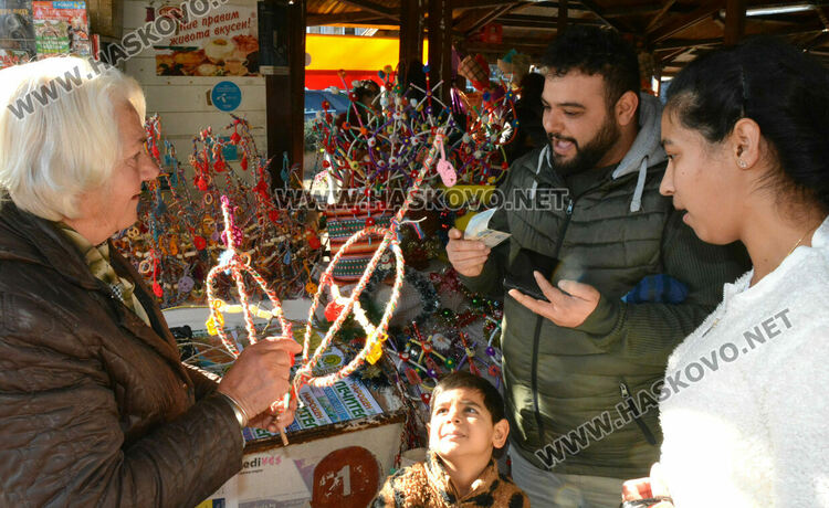 Бивша авиаторка продава ръчно изработени сурвачки в Хасково