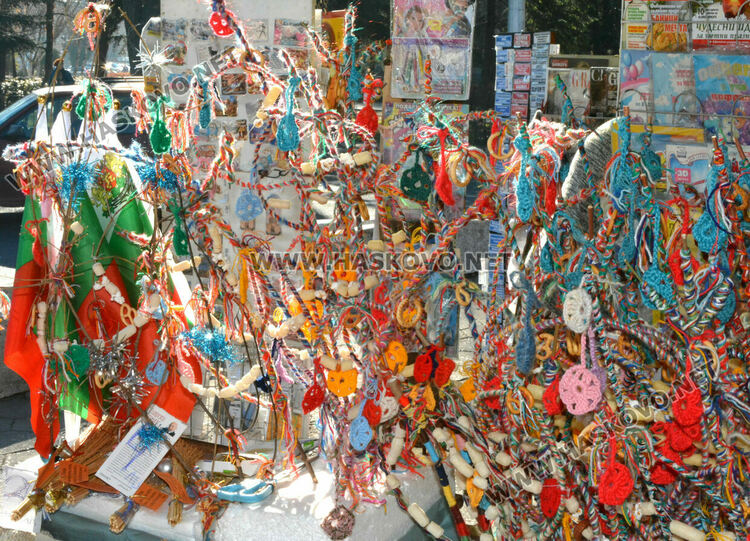 Бивша авиаторка продава ръчно изработени сурвачки в Хасково