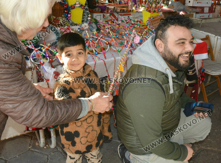 Бивша авиаторка продава ръчно изработени сурвачки в Хасково