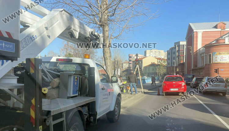 Възстановиха светофара до театъра