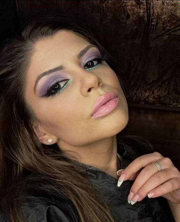 Издължени очи и брокат властват в новогодишния грим