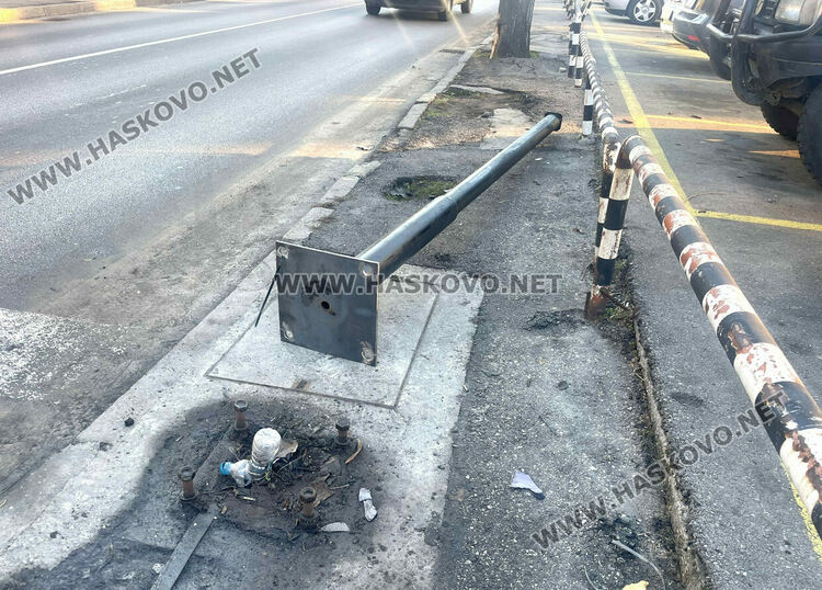 Възстановиха светофара до театъра