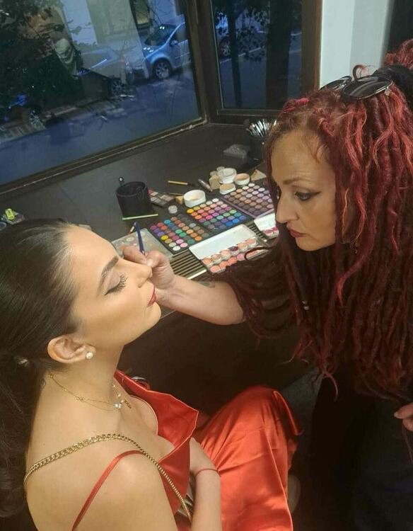 Издължени очи и брокат властват в новогодишния грим