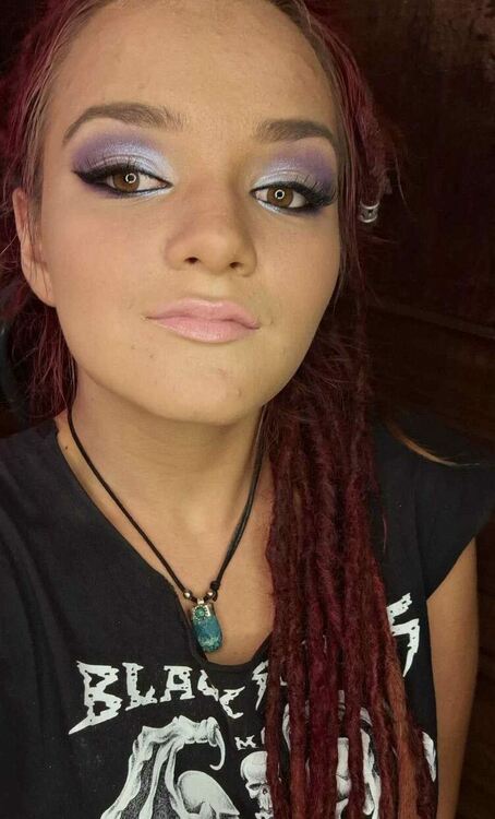 Издължени очи и брокат властват в новогодишния грим