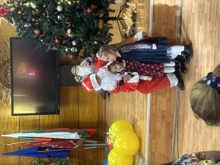 80 учителски деца зарадва Дядо Коледа в “Славейков”