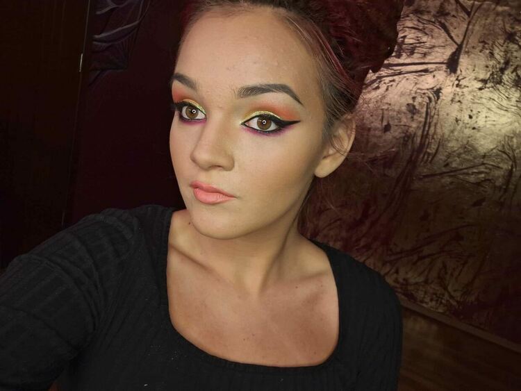 Издължени очи и брокат властват в новогодишния грим